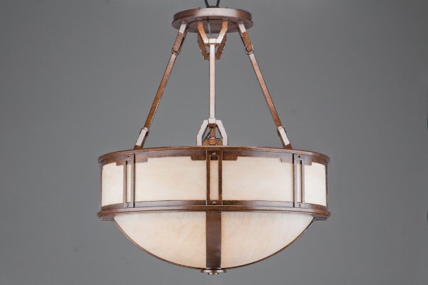  This fixture design is all about meticulous craftsmanship. By elevating functional clasps and joints to aesthetic details, an understated silhouette is transformed into an impressive work of art. 