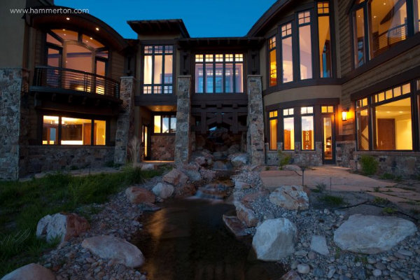 Architect Mike Upwall combined familiar elements of traditional Craftsman architecture with an open floor plan that takes complete advantage of sweeping 360-degree views.