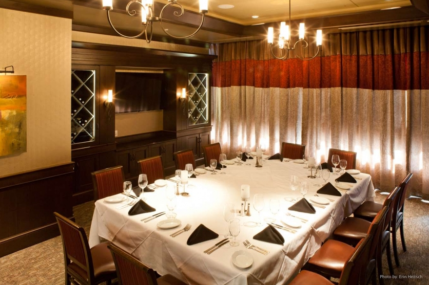 Cincinnati Ruth Chris restaurant lighting